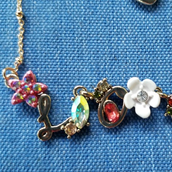 💐💚Betsey Johnson L-O-V-E Floral Necklace - NWOT💚💐 - Picture 4 of 6